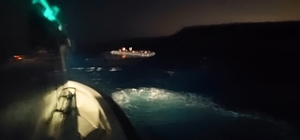 İzmir açıklarında 65 düzensiz göçmen yakalandı, 30 düzensiz göçmen kurtarıl...