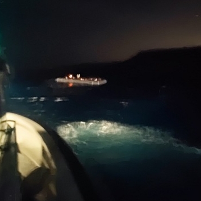 İzmir açıklarında 65 düzensiz göçmen yakalandı, 30 düzensiz göçmen kurtarıl...