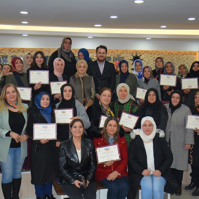 Van'da "AK Parti Siyaset Akademisi"ne katılan 478 kadına sertifika verildi