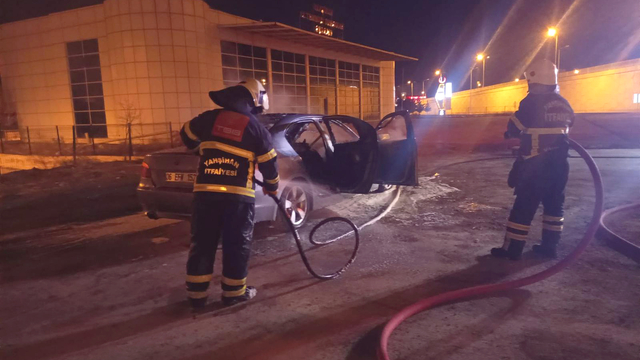 Kırıkkale'de park halindeki otomobil yandı