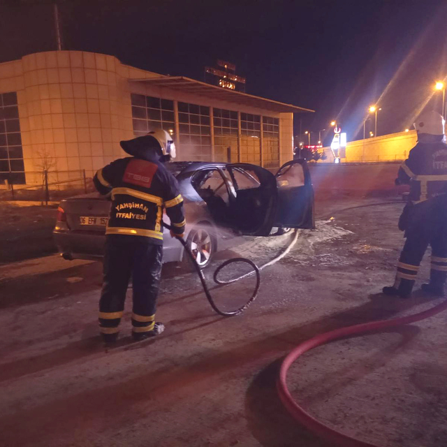 Kırıkkale'de park halindeki otomobil yandı