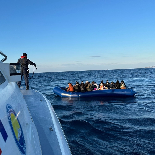 Çanakkale açıklarında 33 düzensiz göçmen yakalandı