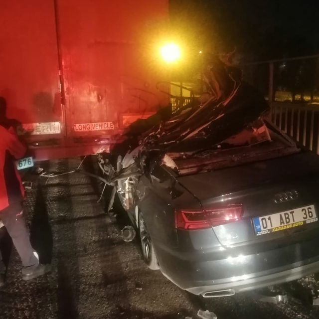 Mersin'de tıra arkadan çarpan otomobildeki 1 kişi öldü, 3 kişi yaralandı