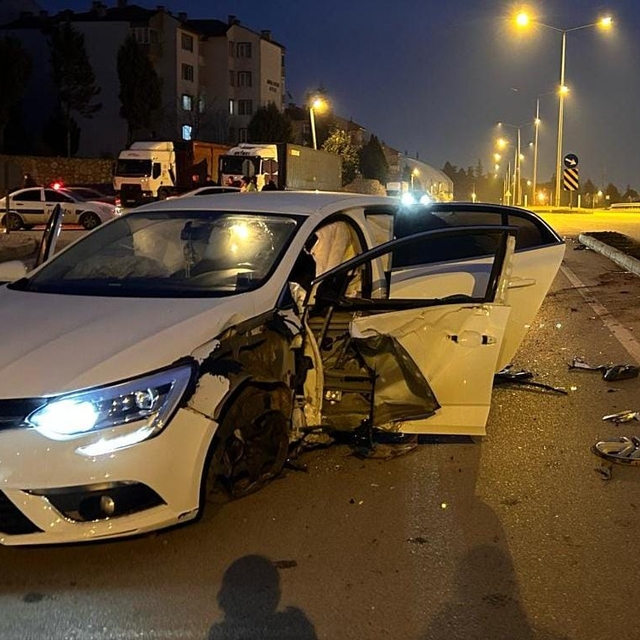 Bursa'da iki otomobilin çarpıştığı kazada 4 kişi yaralandı