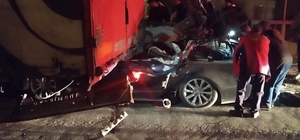Mersin´de otomobil, TIR´a arkadan çarptı: 1 ölü, 3 yaralı