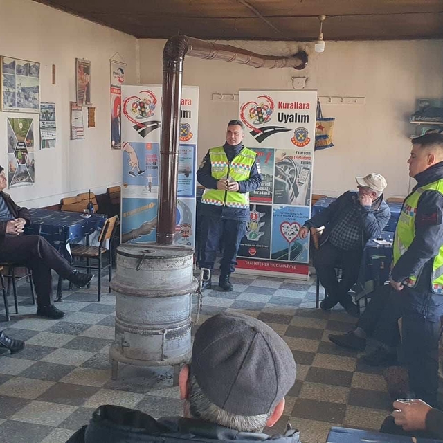 Edirne'de jandarma ekiplerinden vatandaşlara trafik eğitimi