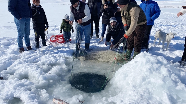 Çıldır Gölü'nde Eskimo usulü balık avı