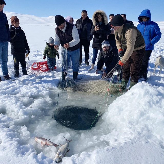 Çıldır Gölü'nde Eskimo usulü balık avı