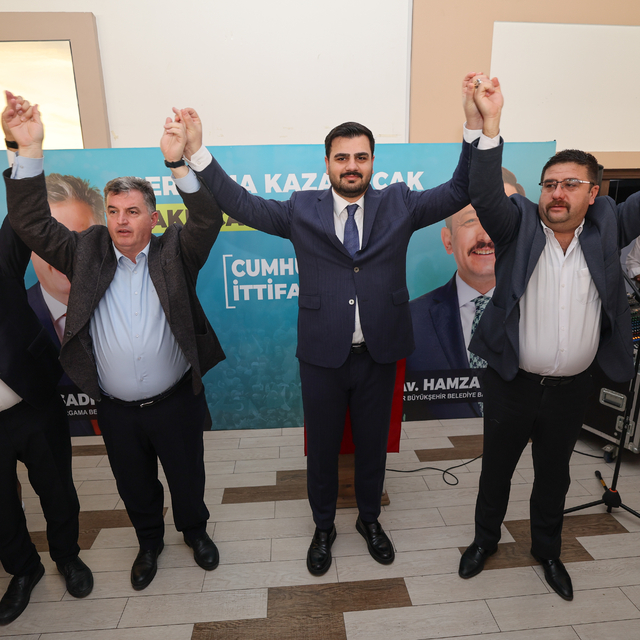 AK Parti'li İnan Bergama'da partililerle bir araya geldi: