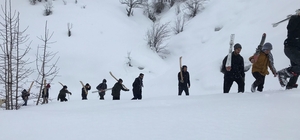 Şemdinlili gençler, kendi yaptıkları tahta kayaklarla kayıyor