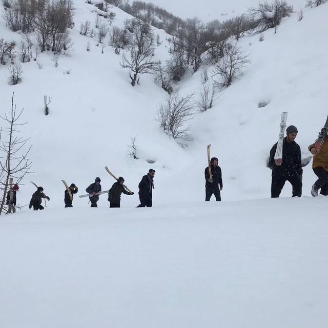 Şemdinlili gençler, kendi yaptıkları tahta kayaklarla kayıyor