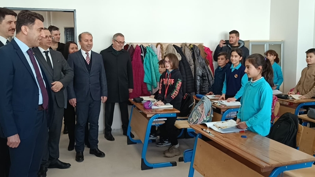 Bilecik Valisi Aygöl, Pazaryeri'nde öğrencilerle buluştu