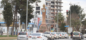 Adıyaman'da saat kulesindeki saatler asrın felaketinden beri "04.17"yi göst...