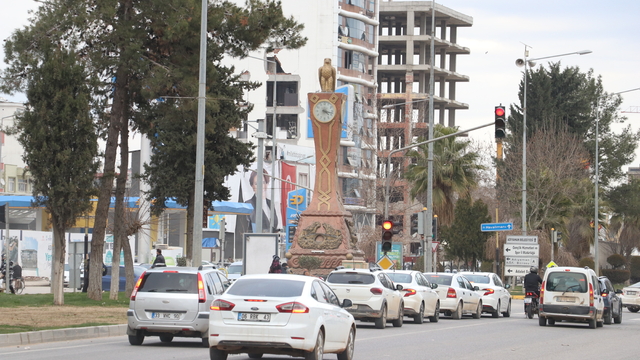 Adıyaman'da saat kulesindeki saatler asrın felaketinden beri "04.17"yi gösteriyor