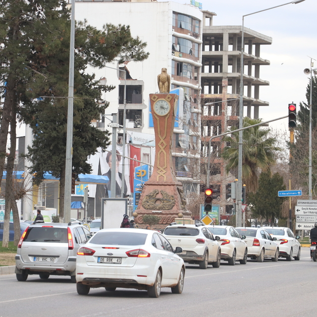 Adıyaman'da saat kulesindeki saatler asrın felaketinden beri "04.17"yi göst...
