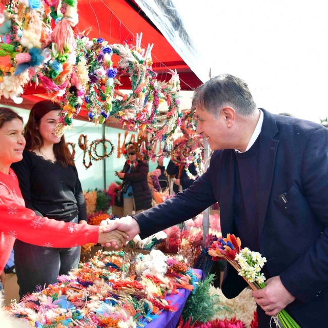 İzmir Büyükşehir Belediye Başkan adayı Tugay, ilçelerde aday tanıtımına kat...