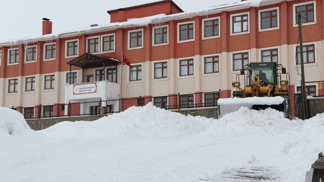 Karlıova Belediyesince okul yolları ve okul bahçeleri kardan temizleniyor