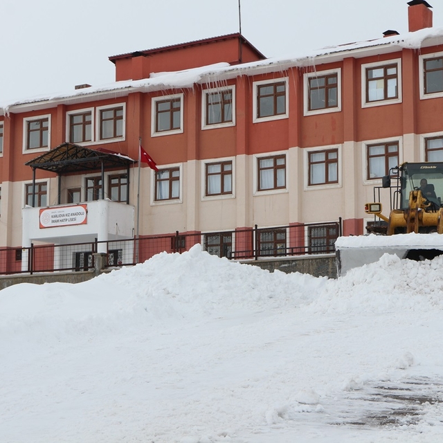 Karlıova Belediyesince okul yolları ve okul bahçeleri kardan temizleniyor