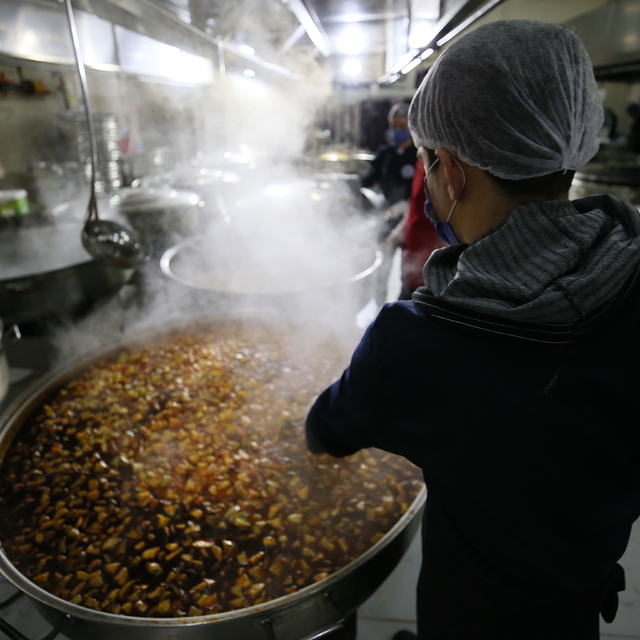 Afetzede öğrenciler depremzedelerin ihtiyacı için geceyi gündüze kattı