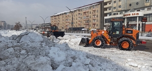 Yüksekova'da karla mücadele çalışmaları sürüyor