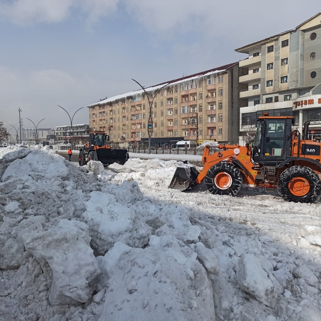 Yüksekova'da karla mücadele çalışmaları sürüyor