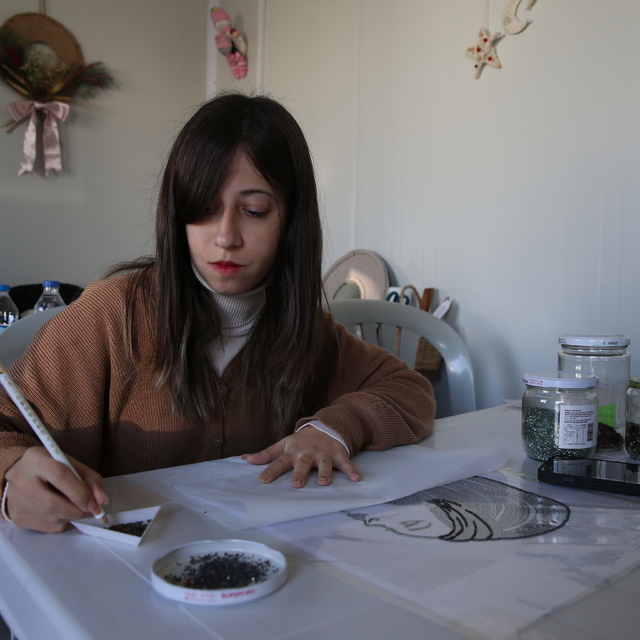 Depremzede kursiyerler hem meslek öğreniyor hem gelir elde ediyor