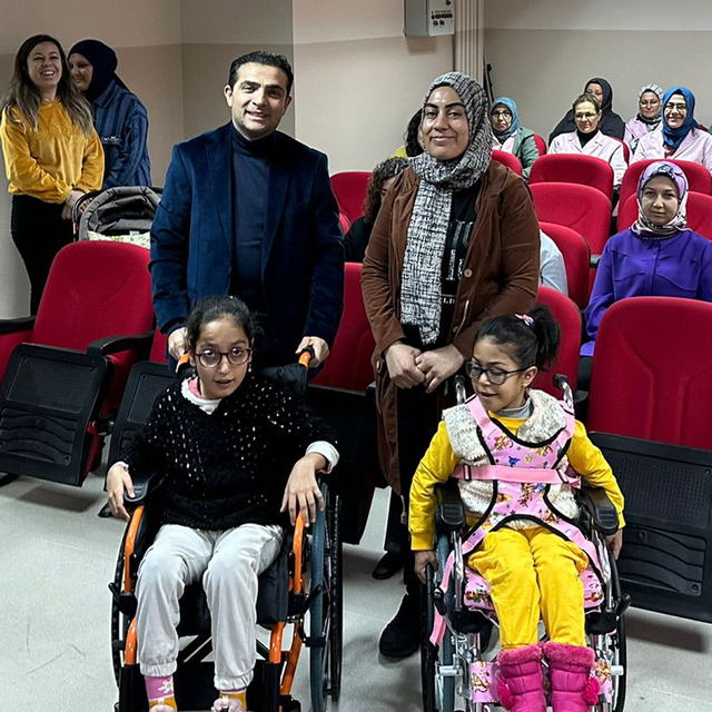 Beypazarı'nda eski belediye başkanının eşinden engelli çocuklara tekerlekli...