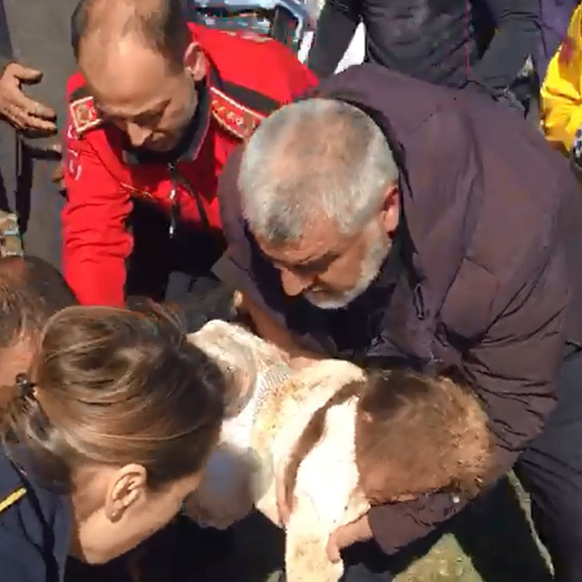 Sondaj kuyusuna düşen küçük Rabia'yı iple sarkıtılan itfaiye personeli kurt...