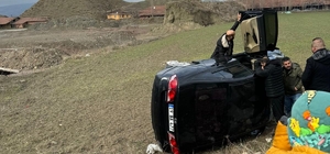 Çorum'da otomobiliyle kaza yapan sürücüye vatandaşlar yardım etti