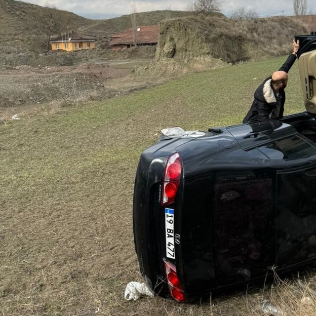 Çorum'da otomobiliyle kaza yapan sürücüye vatandaşlar yardım etti