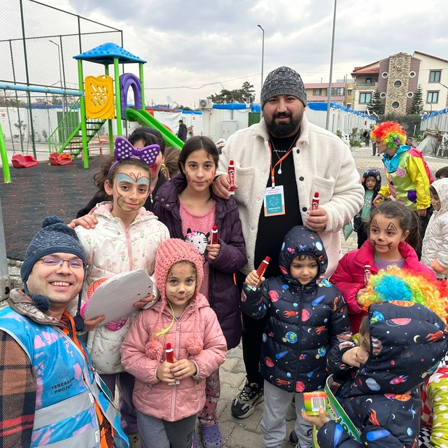Hatay'da gönüllüler, "Tebessüm" projesiyle depremzede çocukların yüzünü gül...