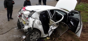 Kamyonet, kırmızı ışıkta bekleyen otomobile çarptı; 1 ölü, 2 yaralı