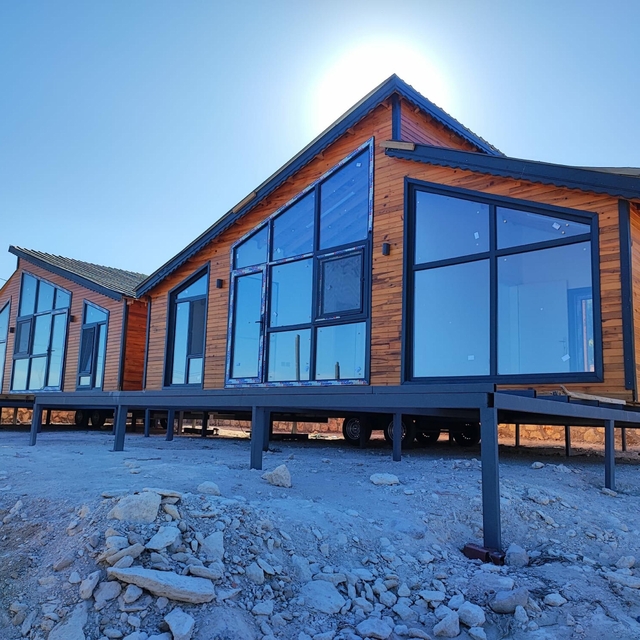 Karaburun'da ünlü oyuncuların tiny house'ları kaldırıldı