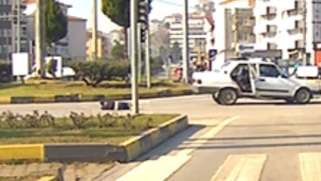 Otomobilin açılan kapısından yola düştü; o anlar kamerada