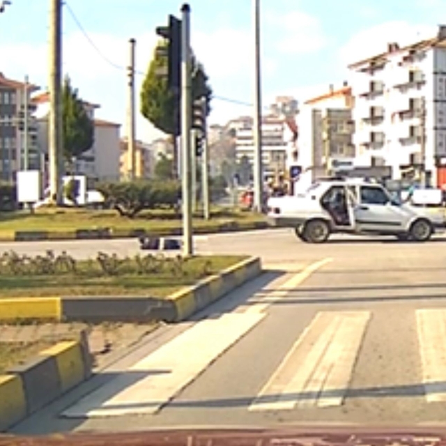 Otomobilin açılan kapısından yola düştü; o anlar kamerada