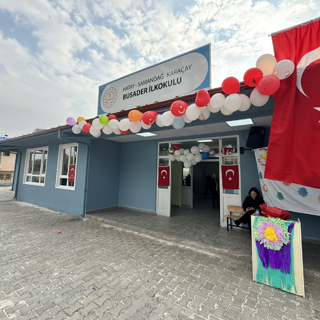 Hatay'da depremde yıkılan okul, gönüllü dernek tarafından yapıldı