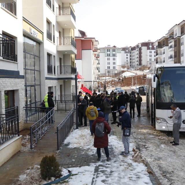 Medya mensupları Kahramanmaraş'ta tamamlanan TOKİ konutları ile geçici kont...