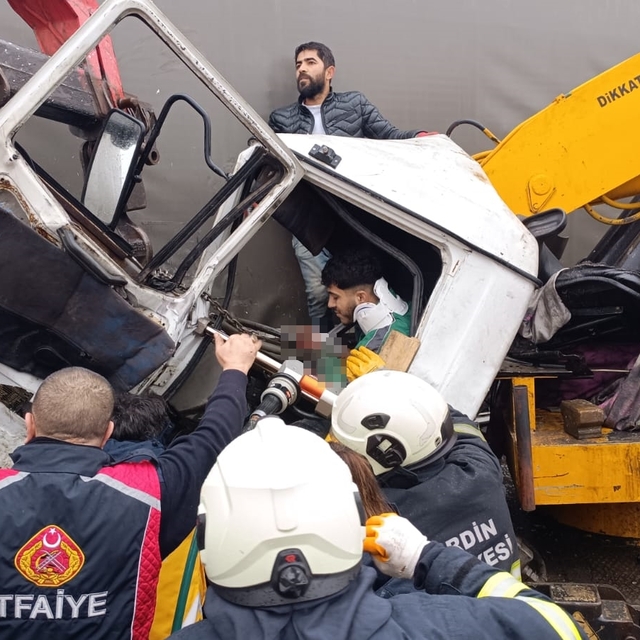 Mardin´de TIR´a çarpan vincin sürücüsü ağır yaralandı