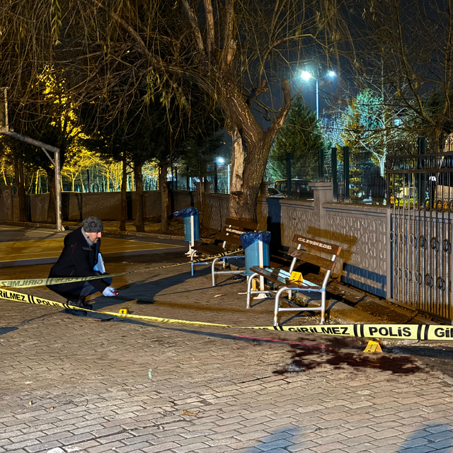 Kocaeli'de okul bahçesinde bıçaklı saldırıya uğrayan kişi ağır yaralandı