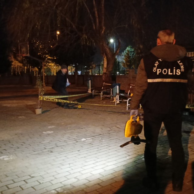 Okulun bahçesinde saldırıya uğrayan veli ağır yaralandı
