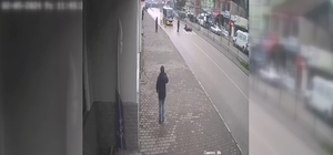 Motosiklet sürücüsünün yerde sürüklendiği anlar kamerada