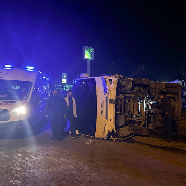 Hatay'da devrilen midibüsteki 11 polis yaralandı