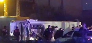 Çevik Kuvvet midibüsü devrildi: 11 polis yaralı