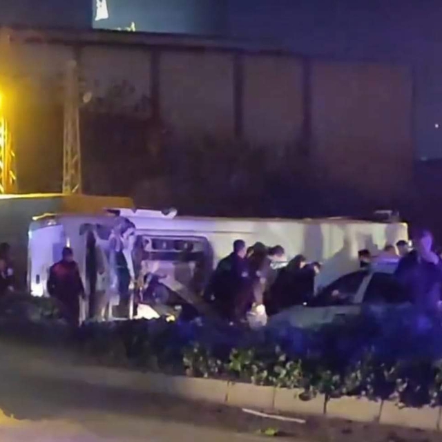 Çevik Kuvvet midibüsü devrildi: 11 polis yaralı