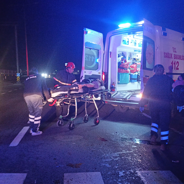 Otostop çekip bindiği kamyonet, kamyona çarptı: 1'i ağır 3 yaralı