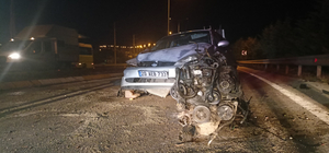 Refüjdeki ağaca çarpan otomobilin motoru yerinden fırladı: 5 yaralı