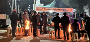 Depremzede aileler 6 Şubat'ın yıl dönümünü evlerinin yıkıldığı bölgede geçi...