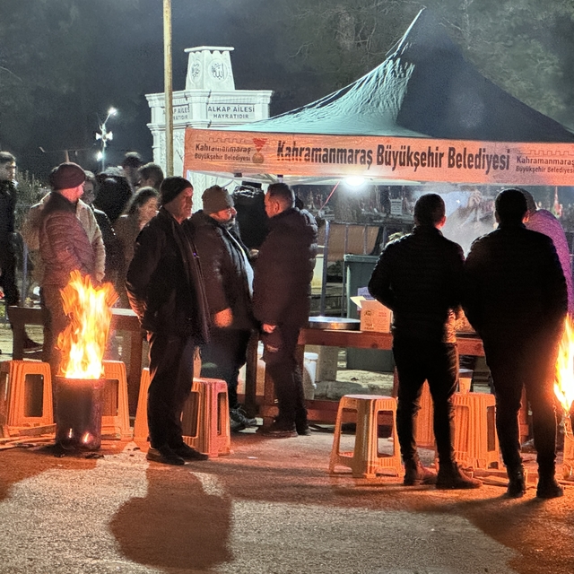 Depremzede aileler 6 Şubat'ın yıl dönümünü evlerinin yıkıldığı bölgede geçi...