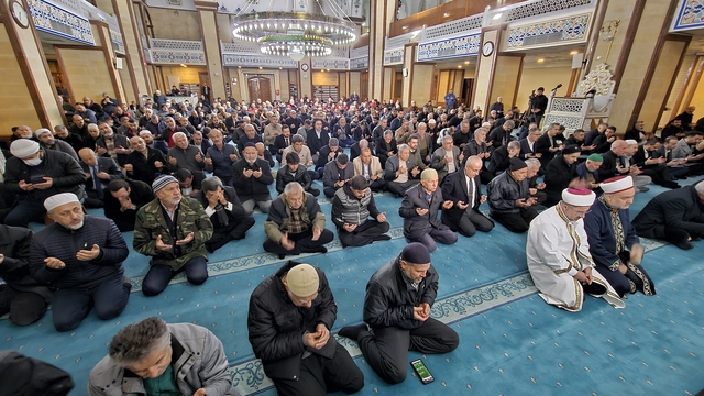 Adana'da depremde ölenler, yıkılan binaların enkazının kaldırıldığı alanlarda anıldı (2)