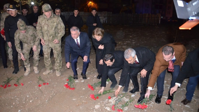 Malatya'da 78 kişinin yaşamını yitirdiği Hakimbey Apartmanı arsasında duygusal anma (2)
